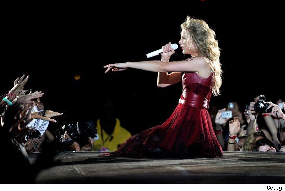 VIDEO: Taylor Swift se je lotila predelave pesmi Who Knew od Pink!