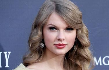 FOTO: Taylor Swift velika zmagovalka Country Music Awards'!
