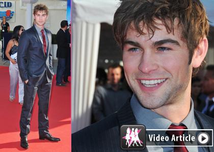 Chace Crawford: Vražje seksi v elegantni obleki!
