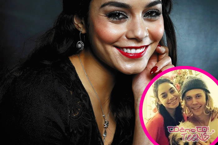 FOTO! Vanessa in Austin uživata pod skupnim drevescem!