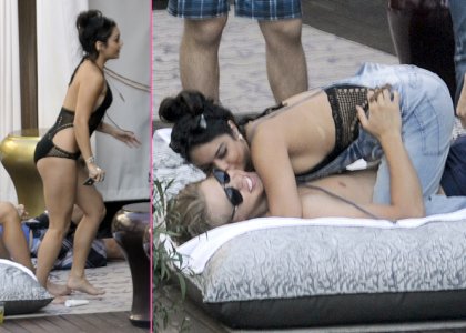 Opa! Vanessa in Austin: Seksi igro sta si privoščila kar ob bazenu