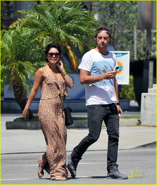 Foto: Vanessa Hudgens na kosilu s skrivnostnim moškim!