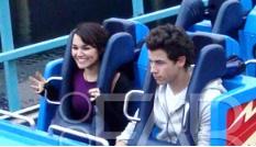 FOTO: Nick Jonas je punco romantično peljal v Disneyland