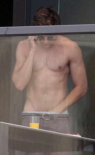 Ujet! Zac Efron: Pred paparaci se je grabil za mednožje!