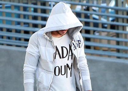 Zac Efron: Zaraščen se je skrival pod kapuco!