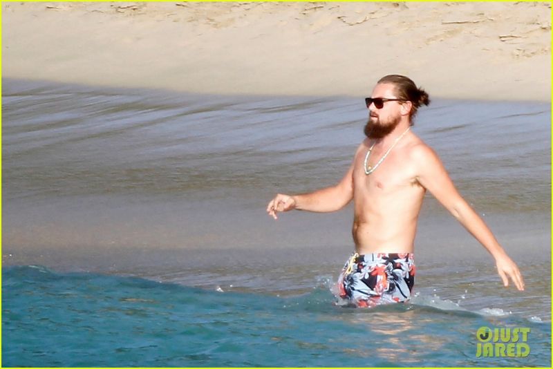 leonardo-dicaprio-continues-st-barts-trip-surrounded-by-women-35