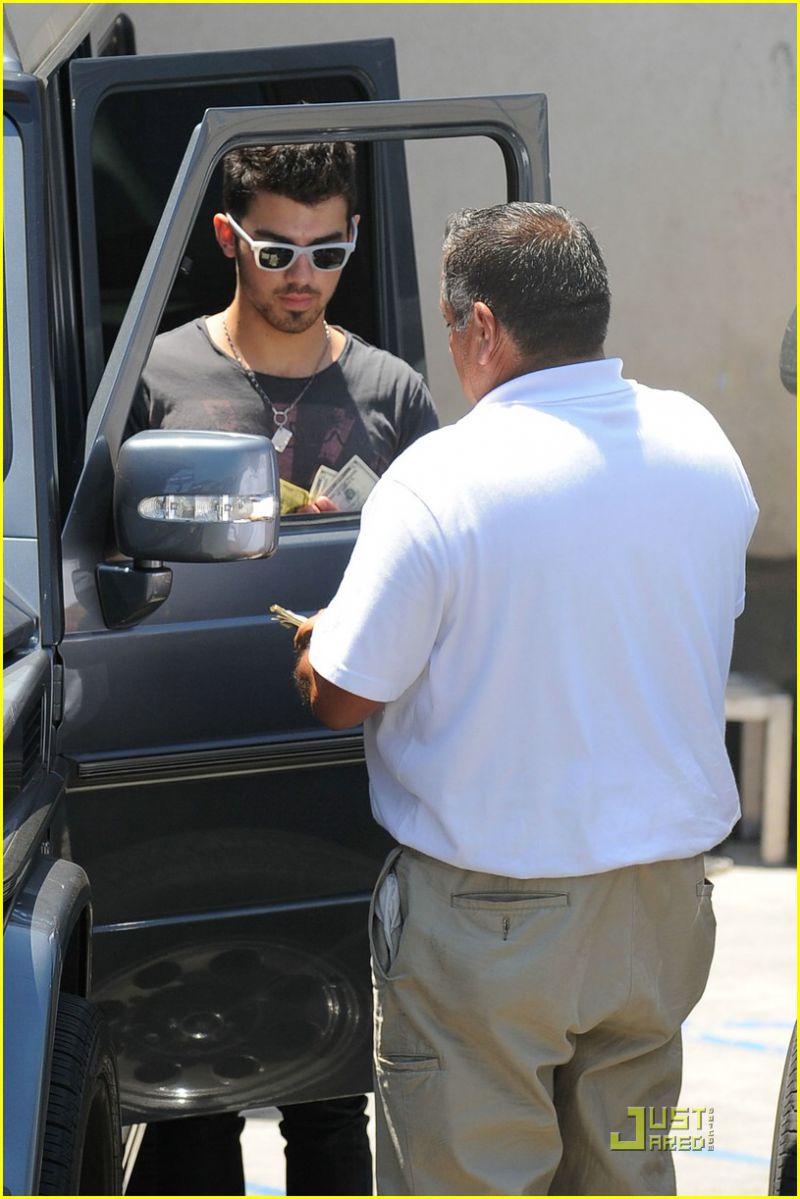 Los Feliz, CA -  Joe Jonas grabs lunch at Alcove Restaurant in Los Feliz with his roommates and friends on Sunday morning.  Joe drove his Mercedes G-Wagon and gave the valet a generous tip when they left.GSI Media      July 18, 2010Steve Ginsburg310 505-8447323 423-9397323 325-8423Keith Stockwell310 261-8649sales@ginsburgspalyinc.comginsburgspalyinc@gmail.comsteve@ginsburgspalyinc.comkeith@ginsburgspalyinc.com