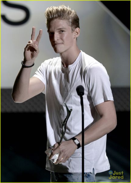 cody-simpson-young-hollywood-award-2013-performance-watch-now-09
