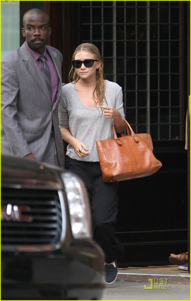 mary-kate-ashley-olsen-busy-day-in-new-york-01