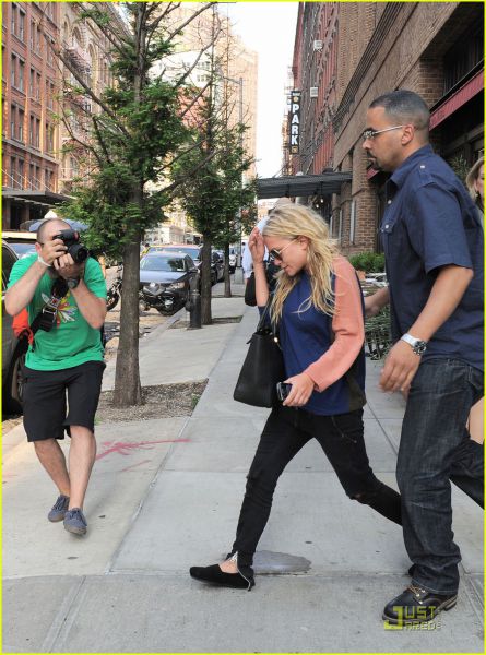 mary-kate-ashley-olsen-busy-day-in-new-york-07