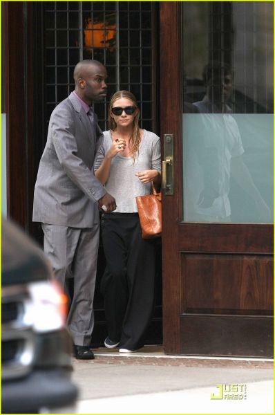 mary-kate-ashley-olsen-busy-day-in-new-york-09