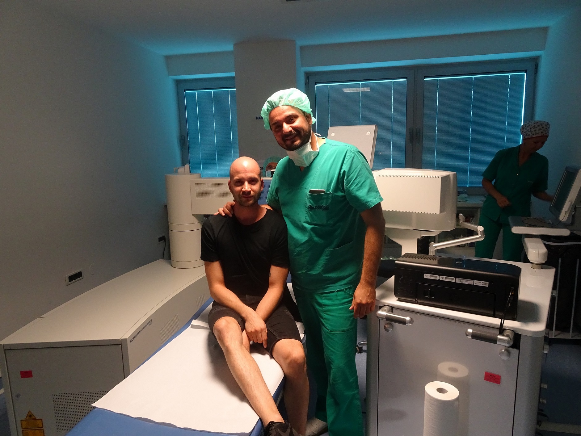 Prva slika po operaciji - nasmejan Miha Kavčič v družbi dr. Adija Pašalića, ki je izvedel poseg