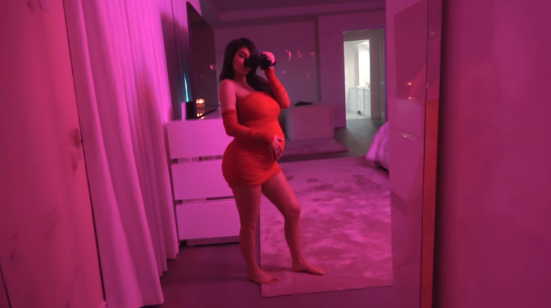 Kylie Jenner rodila