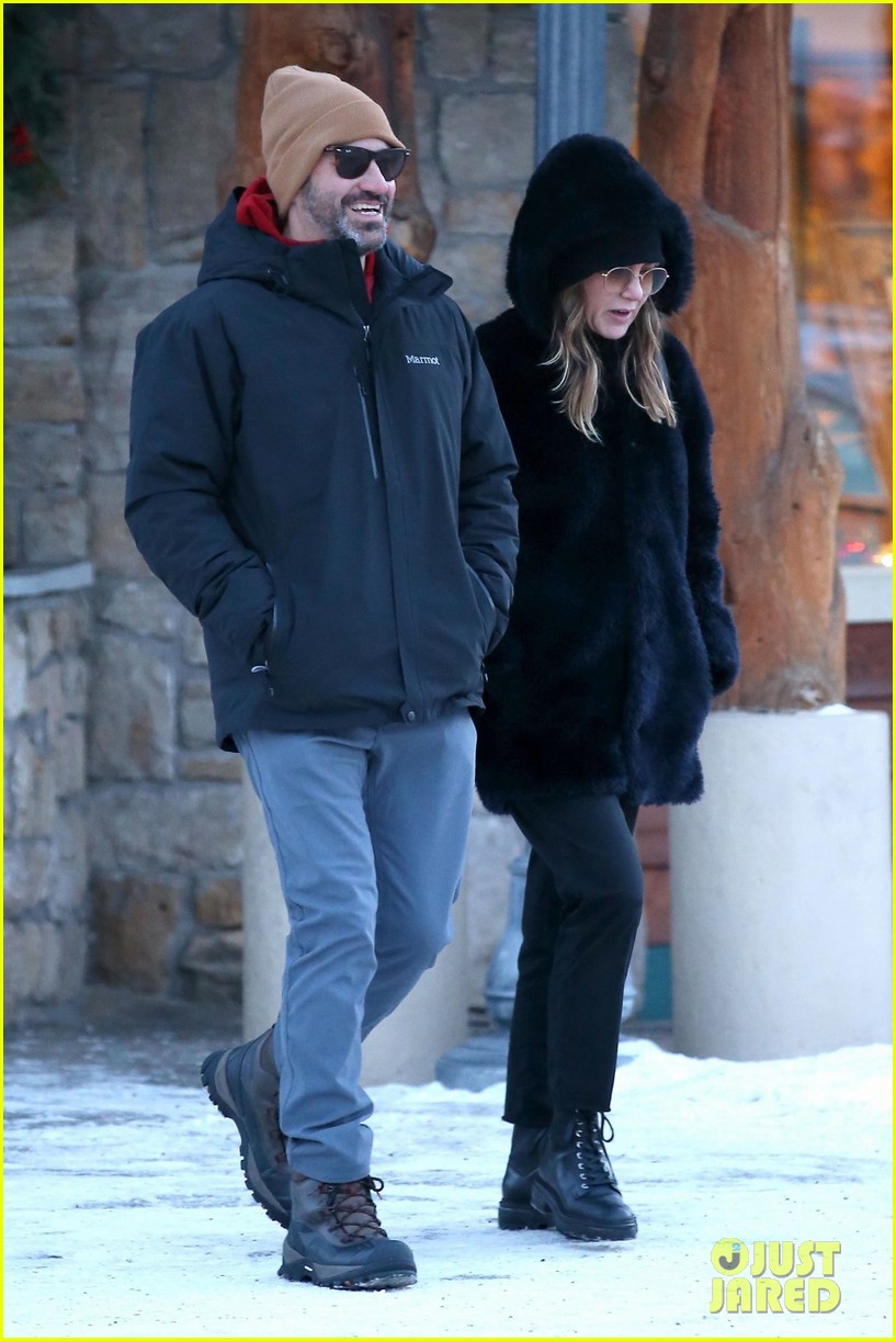 jennifer-aniston-celeb-friends-vacation-08