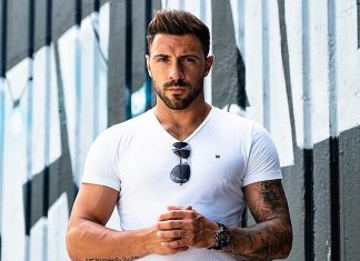 Razgaljeni Gregor Čeglaj jemlje dih s fotografijami izpod tuša