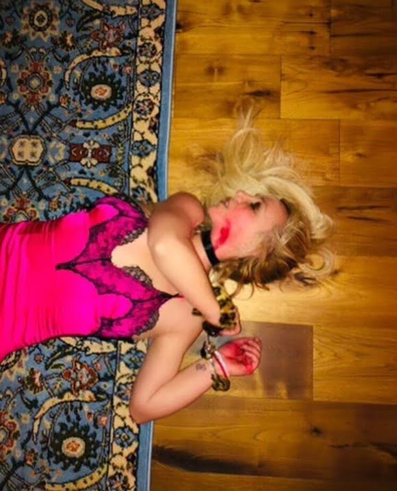 Britney Spears, Britney Spears okrvavljena ležala na tleh. Kaj se dogaja?