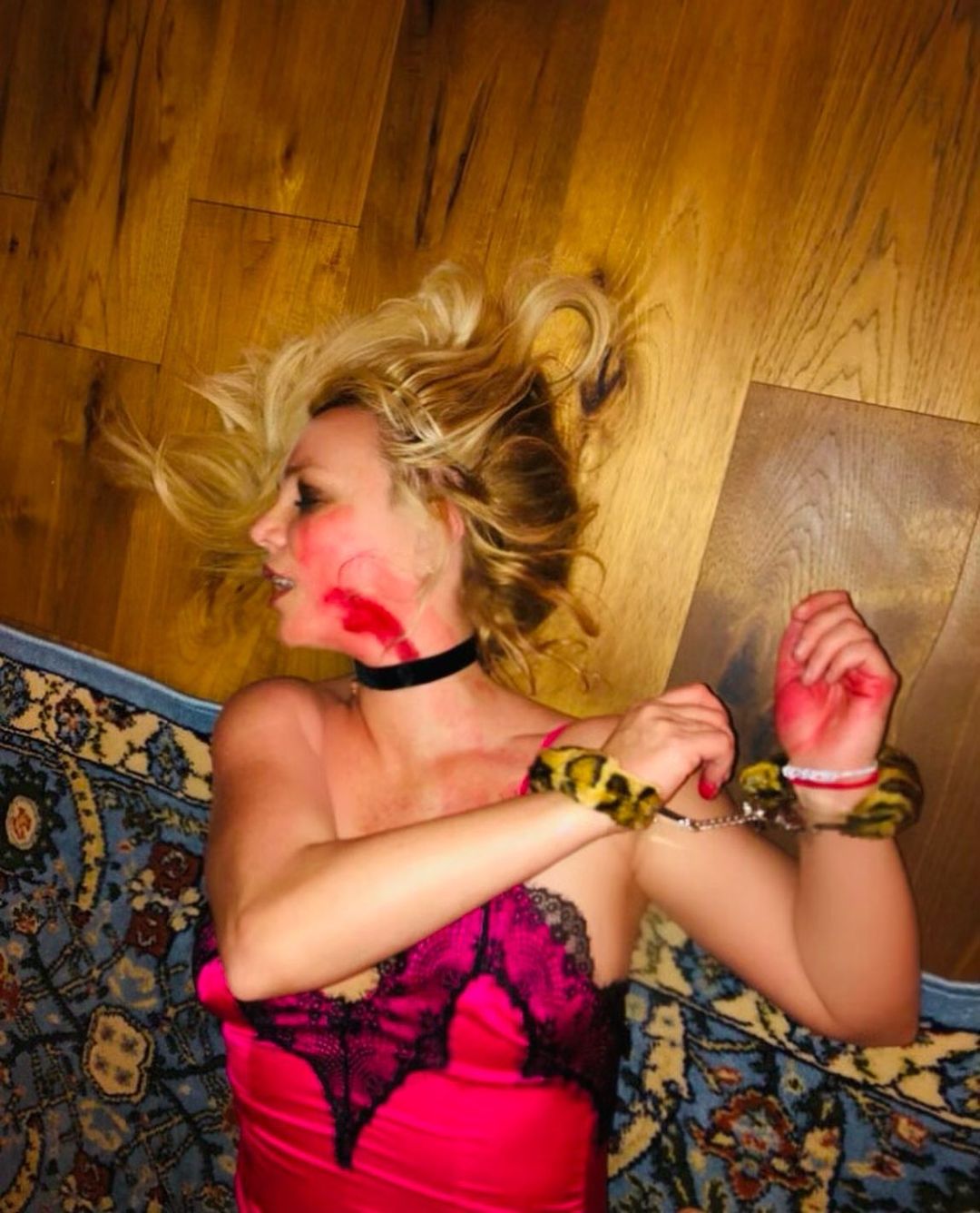 Britney Spears, Britney Spears okrvavljena ležala na tleh. Kaj se dogaja?