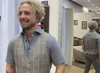 Ambrož Vahen Kralj (Kmetija) v objemu s to slovensko pevko Ambrož-Vahen