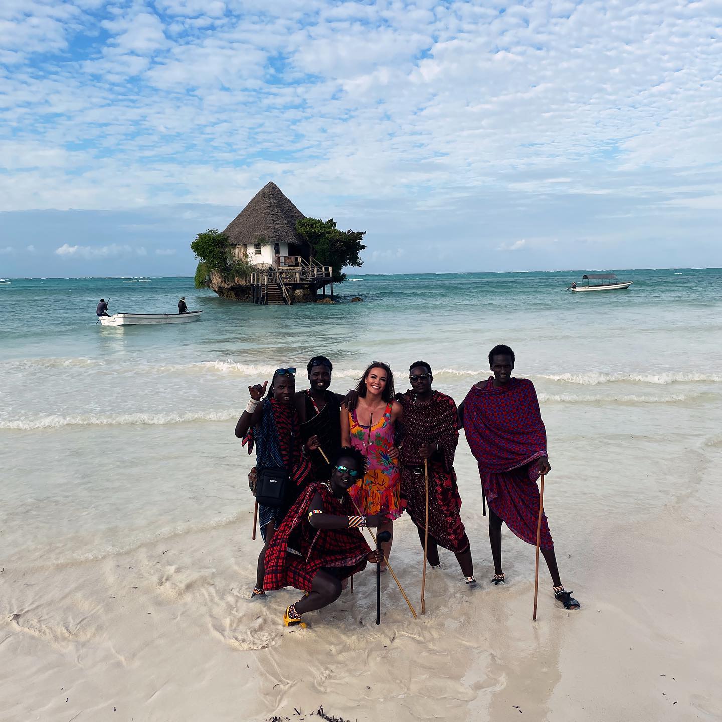 Rebeka Dremelj med domačini na Zanzibarju