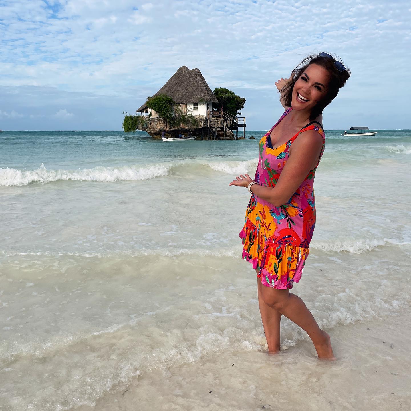 Rebeka Dremelj med domačini na Zanzibarju. Vir: Instagram