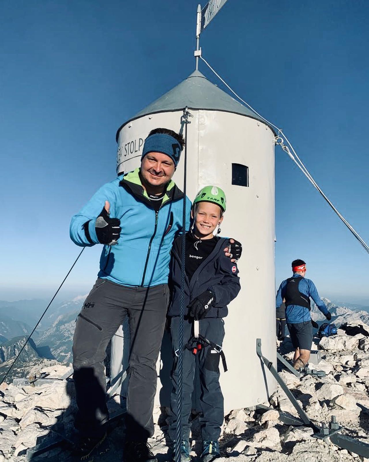 Luka Jezeršek s sinom na triglavu