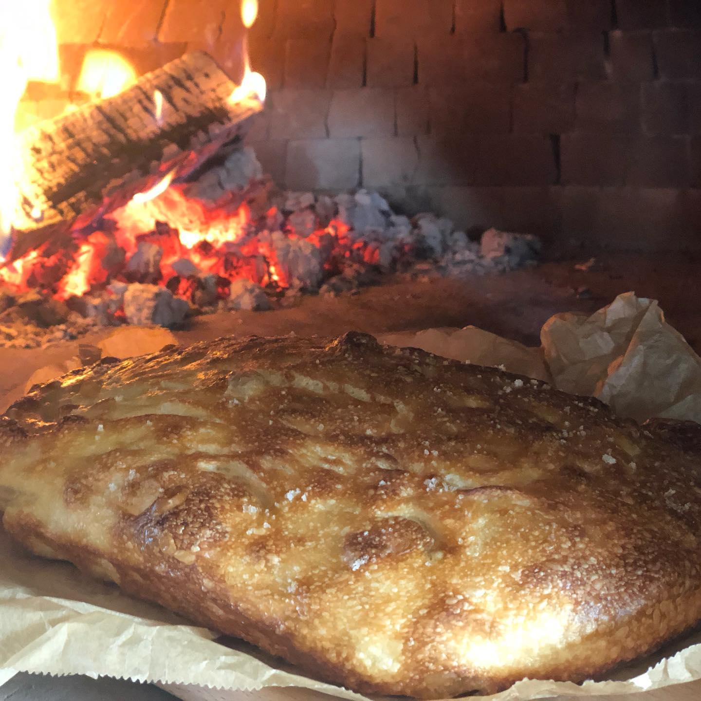 Bine je prvič zakuril krušno peč v Prekmurju. Vir: Instagram