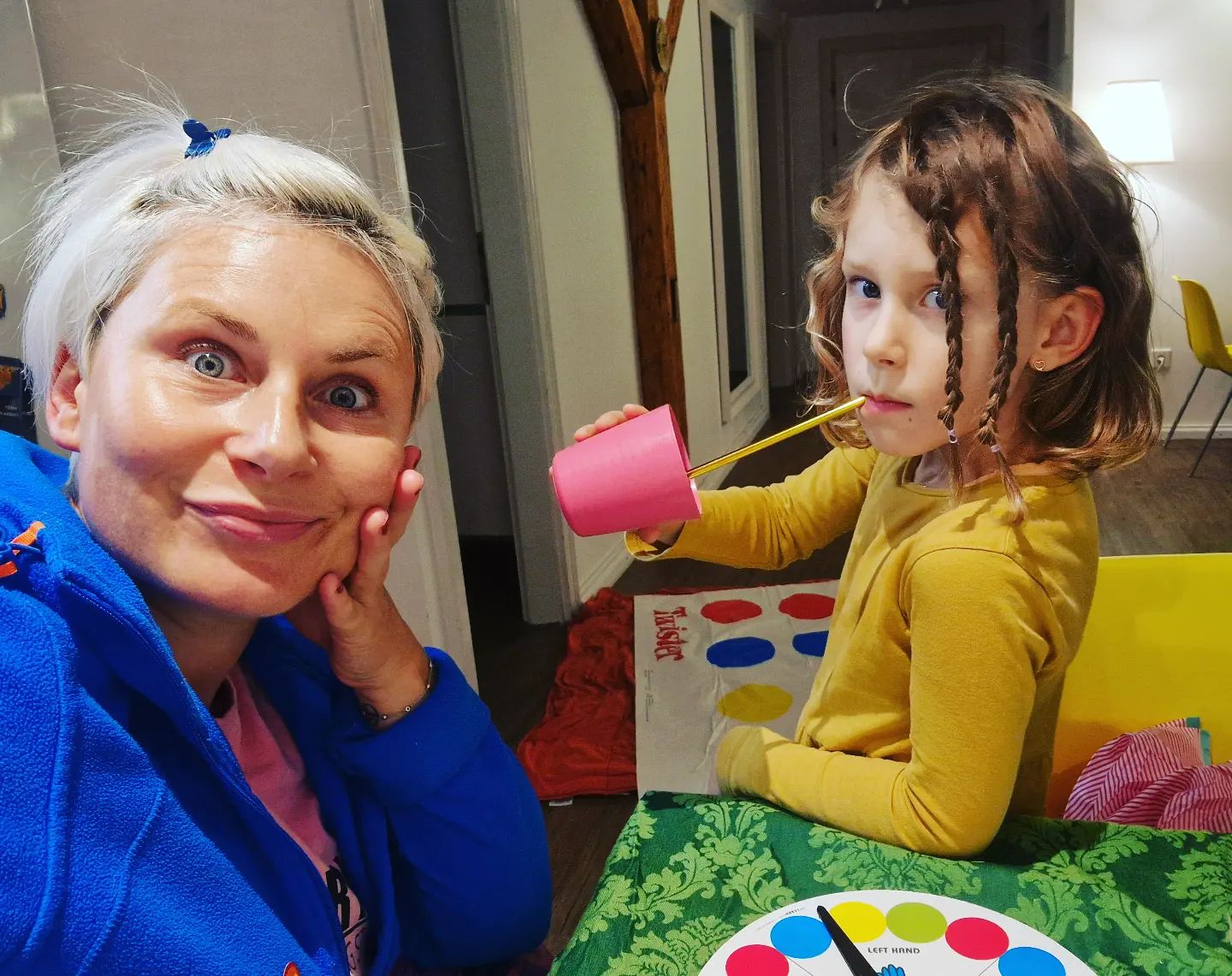 Ana in njena hči s frizuro, ki si jo je naredila kar sama. Vir: Instagram