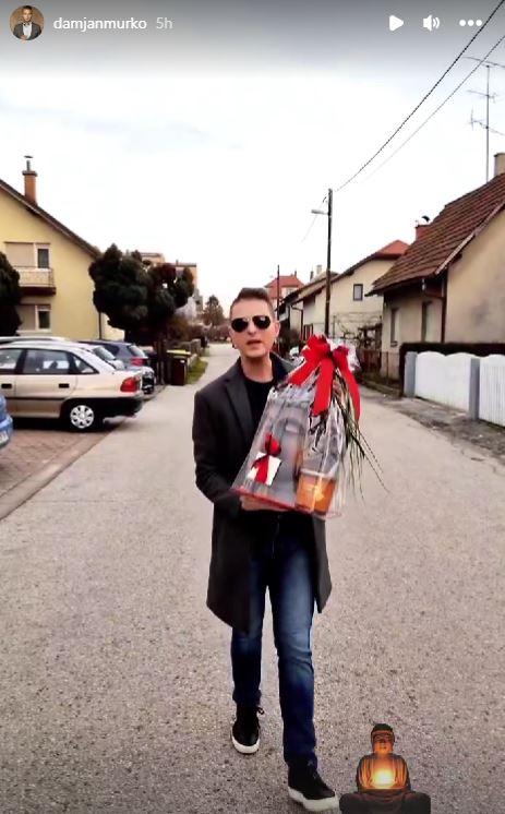 Damjan Murko in darilo za Blaža. Vir: Instagram