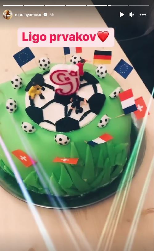 Marjetka Vovk in tortica za sina. Vir: Instagram