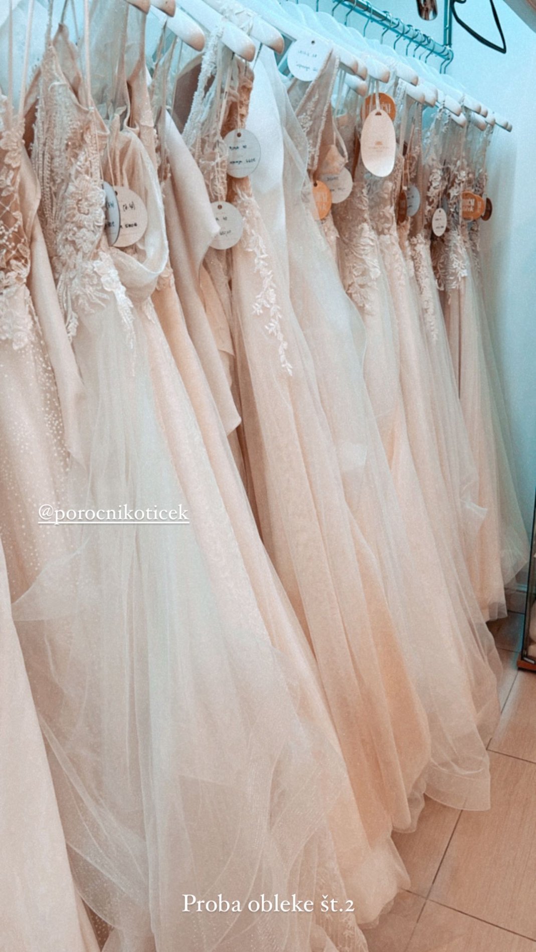 Manca pomerja obleke v poročnem salonu. Vir: Instagram