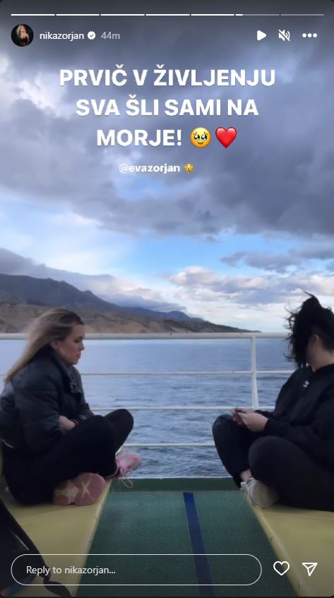 Nika in Eva skupaj na morju. Vir: Instagram