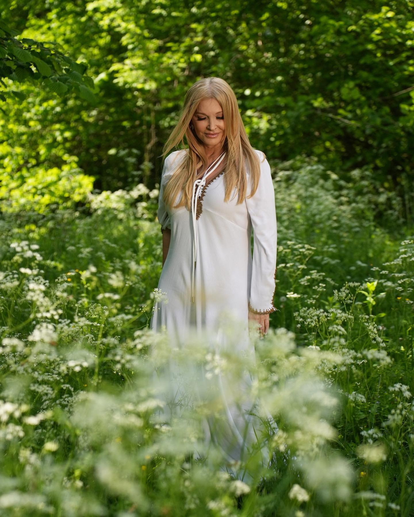 Helena v beli obleki sredi gozda. Vir: Instagram