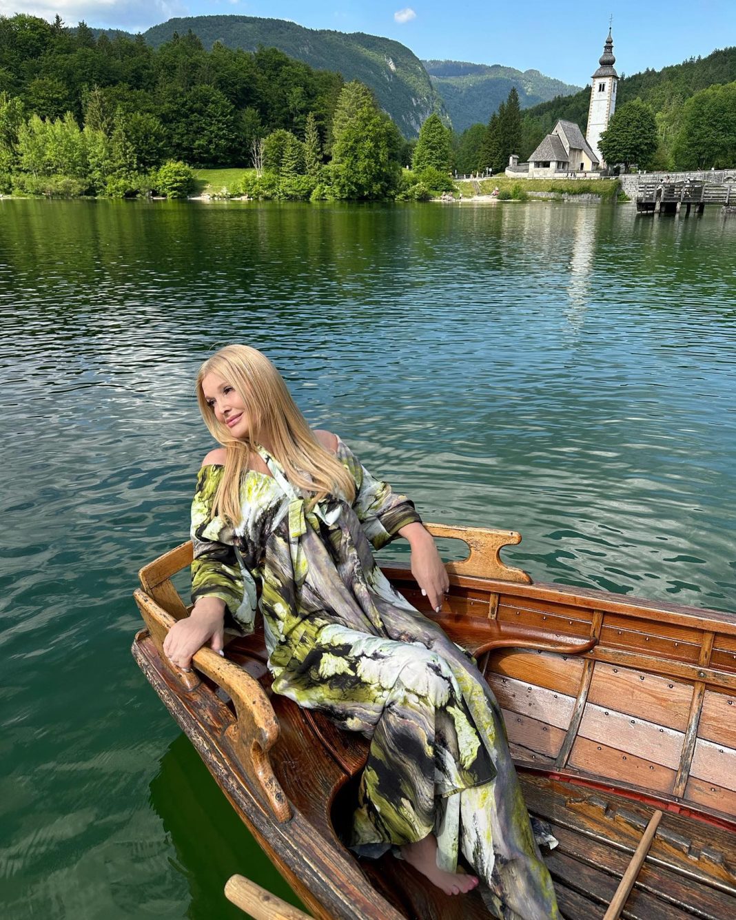 Helena Blagne ob jezeru