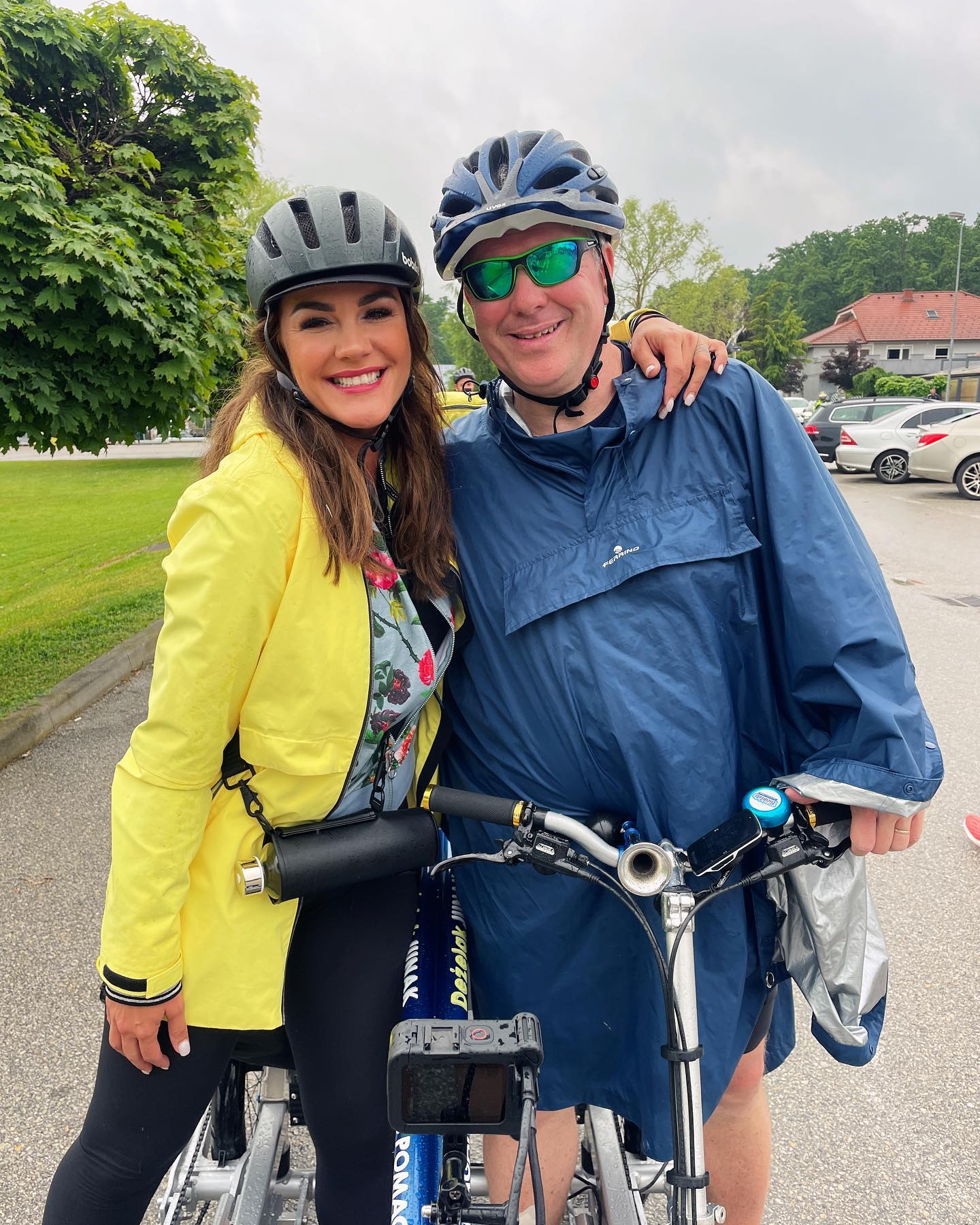 Rebeka in Miha kolesarita v dežju. Vir: Instagram