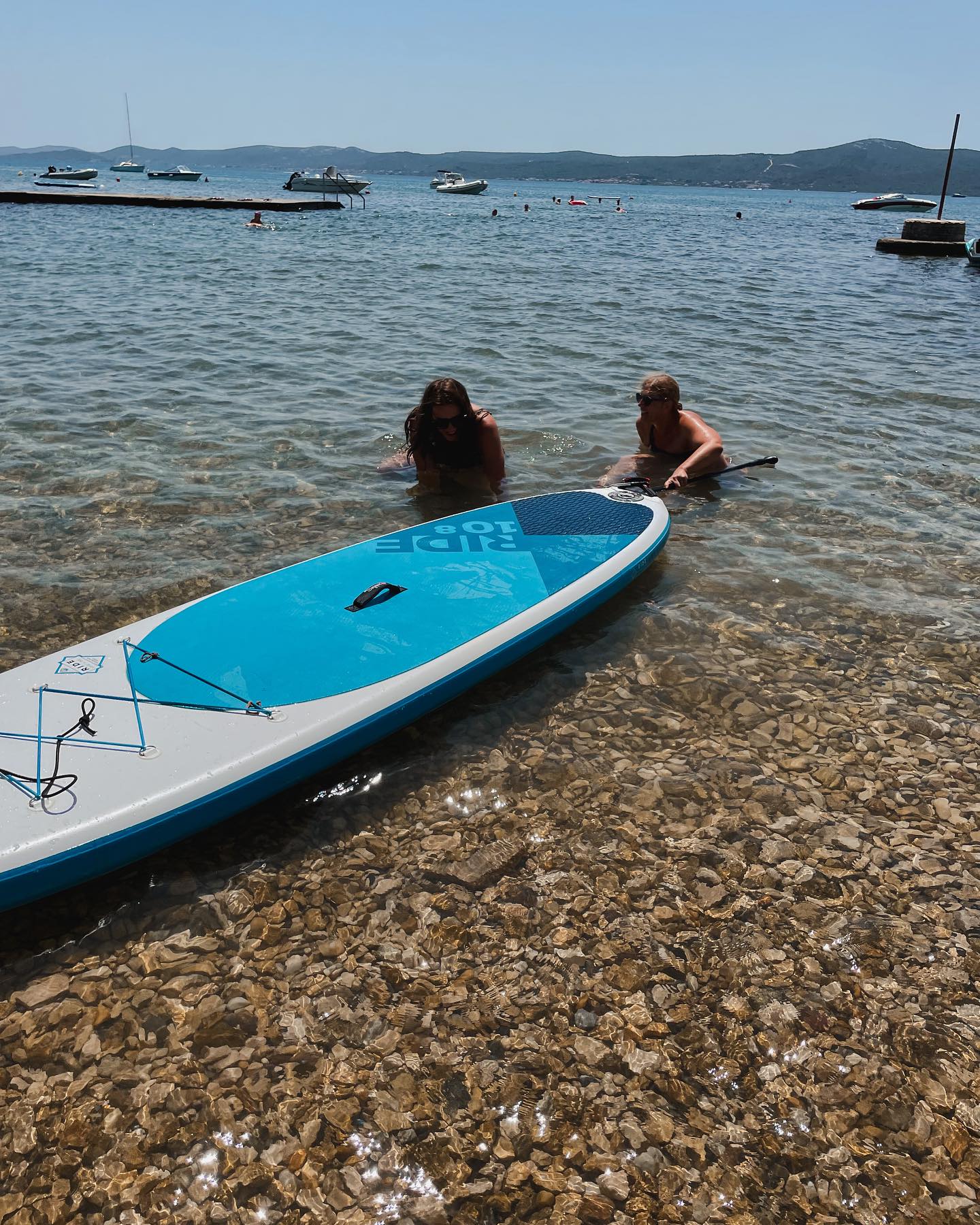 Rebeka Dremelj je padla s supa pred polno plažo ljudi. Vir: Instagram