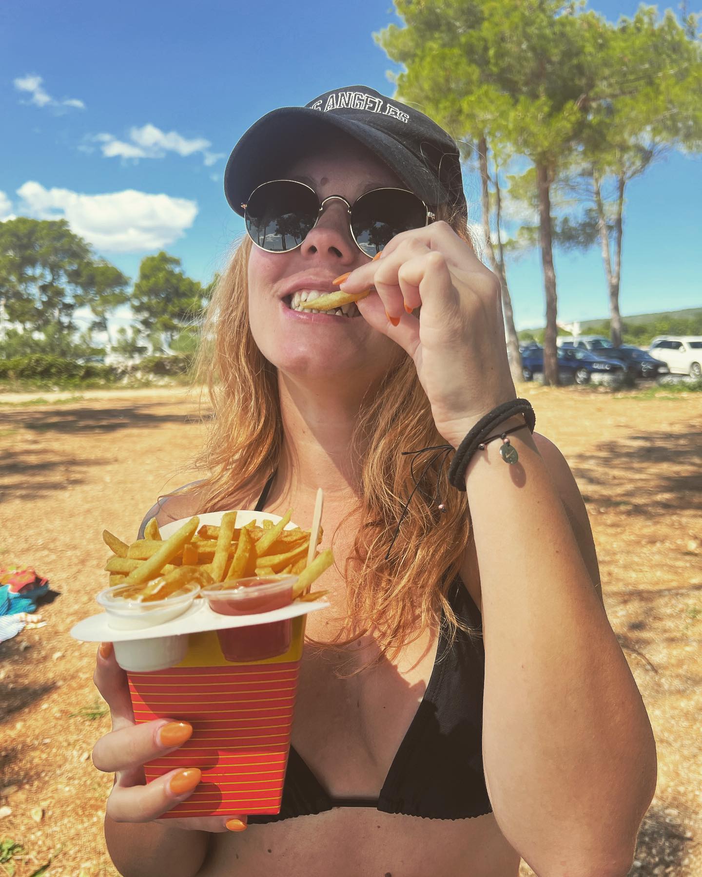 Nika in njen pomfri. Vir: Instagram