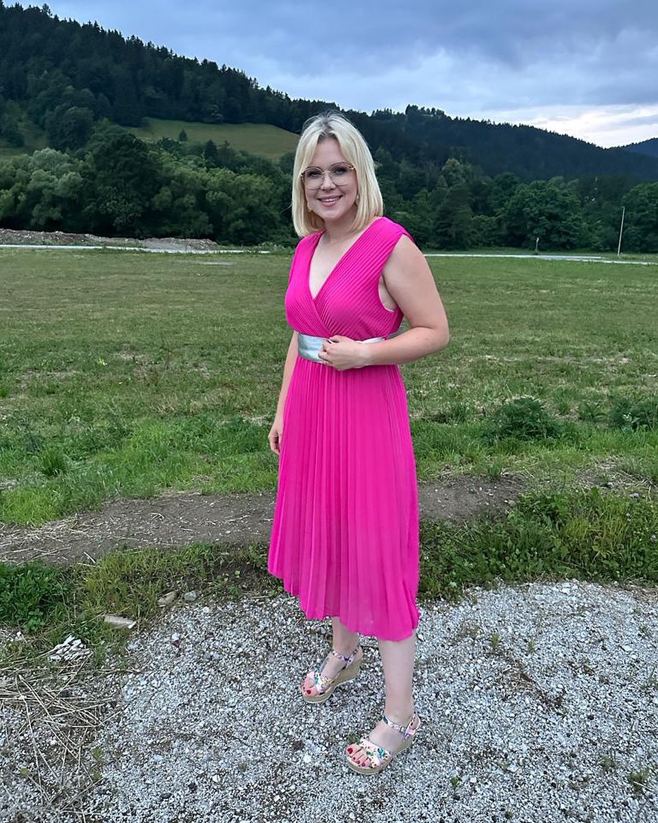 Darja Gajšek v roza obleki Darja Gajšek