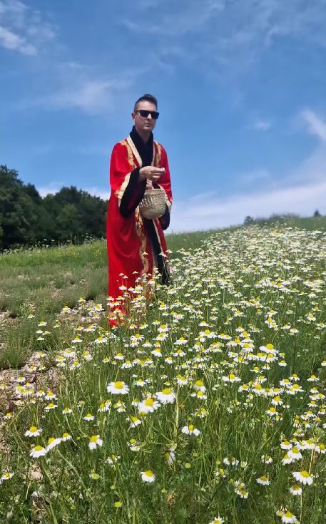 Damjan je nabiral zelišča za svoj izdelek. Vir:: Instagram