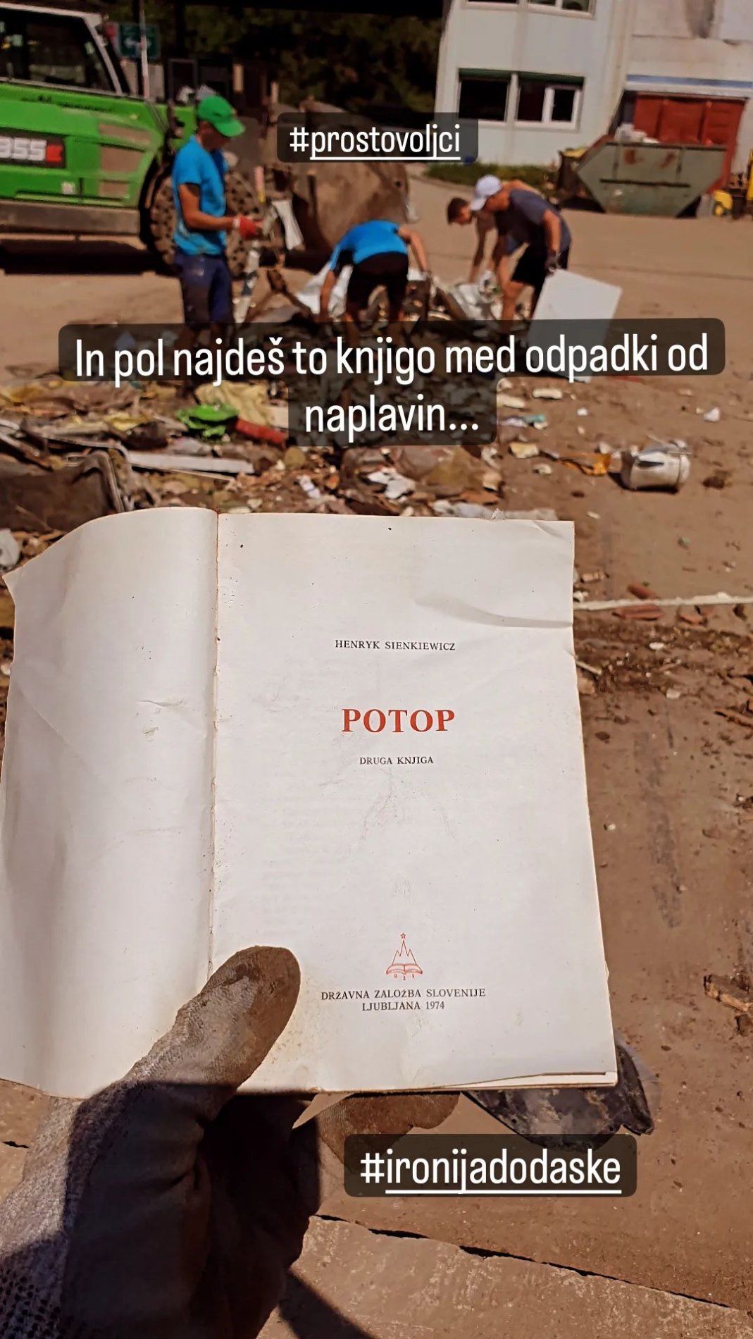 Knjiga med naplavinami. Vir: Instagram