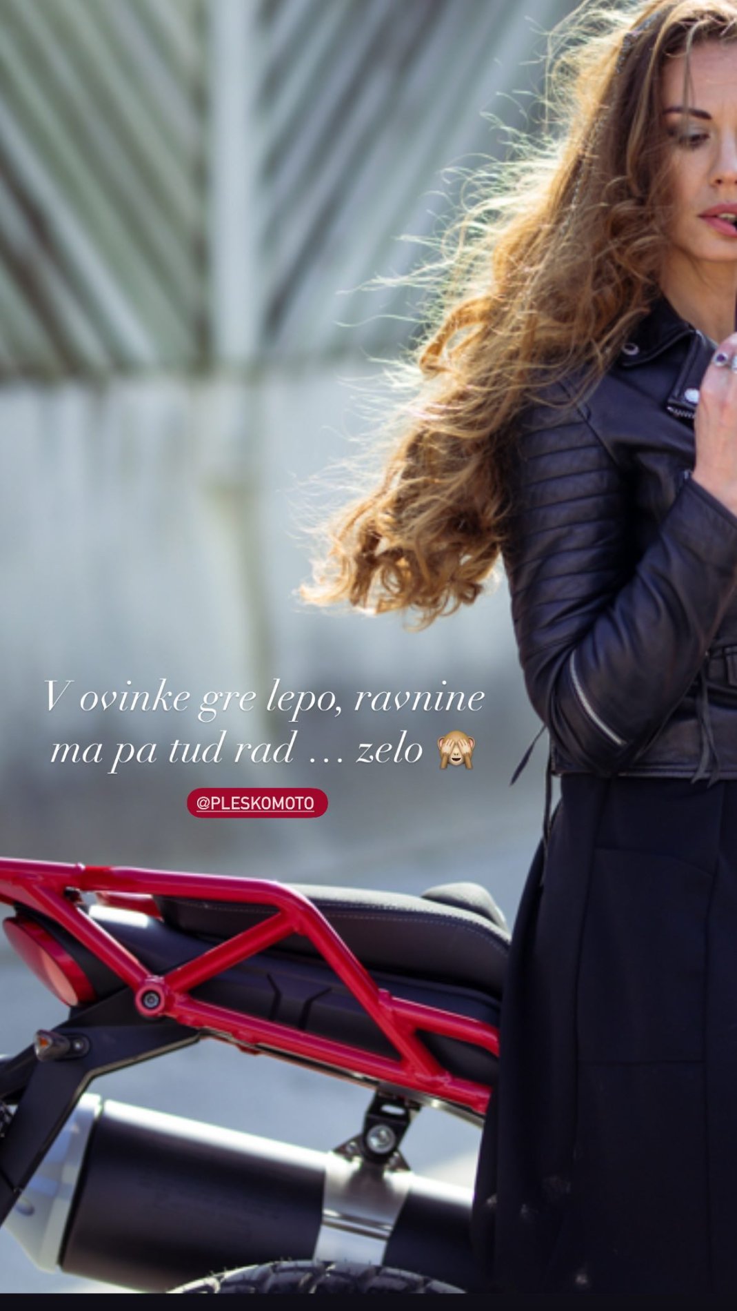 Tara in njen motor. Vir: Instagram