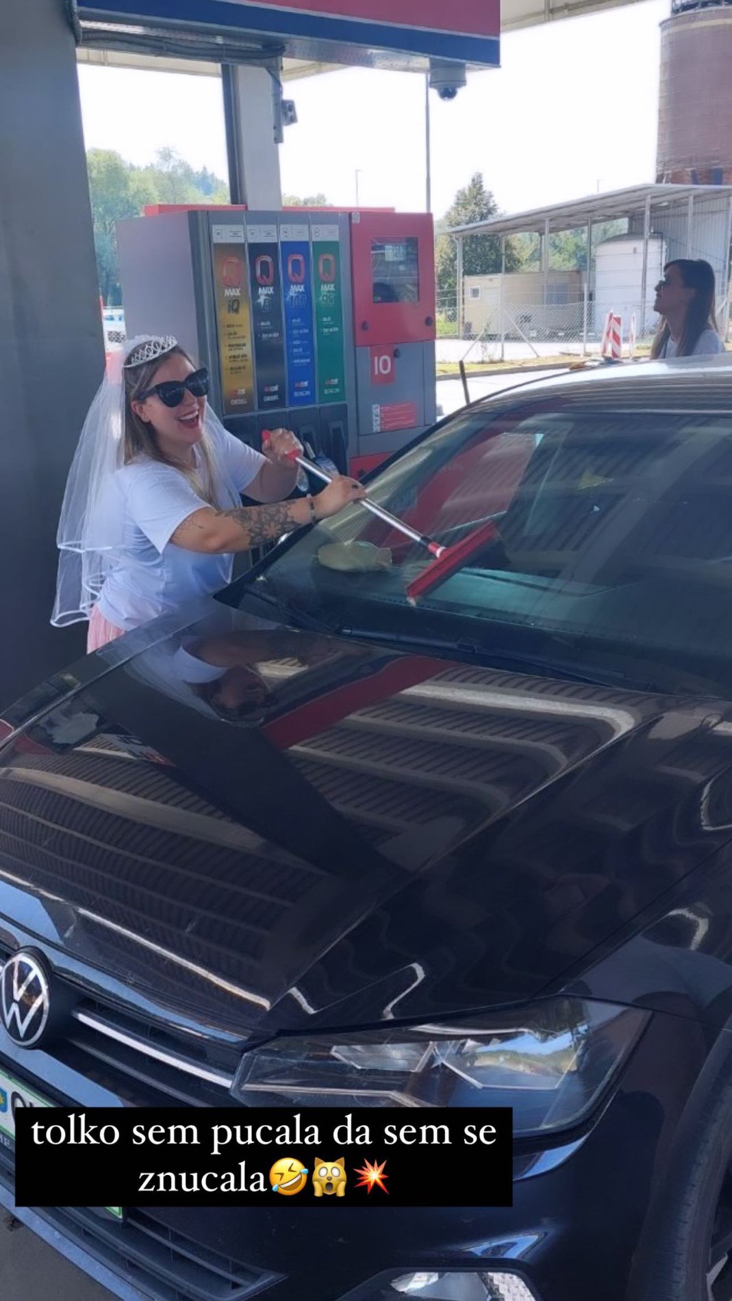 Sara je prala avtomobile. Vir: Instagram