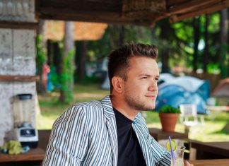 Zamišljeni Luka Basi se drži za glavo. Bo zaradi napovedanega videa razkrit?
