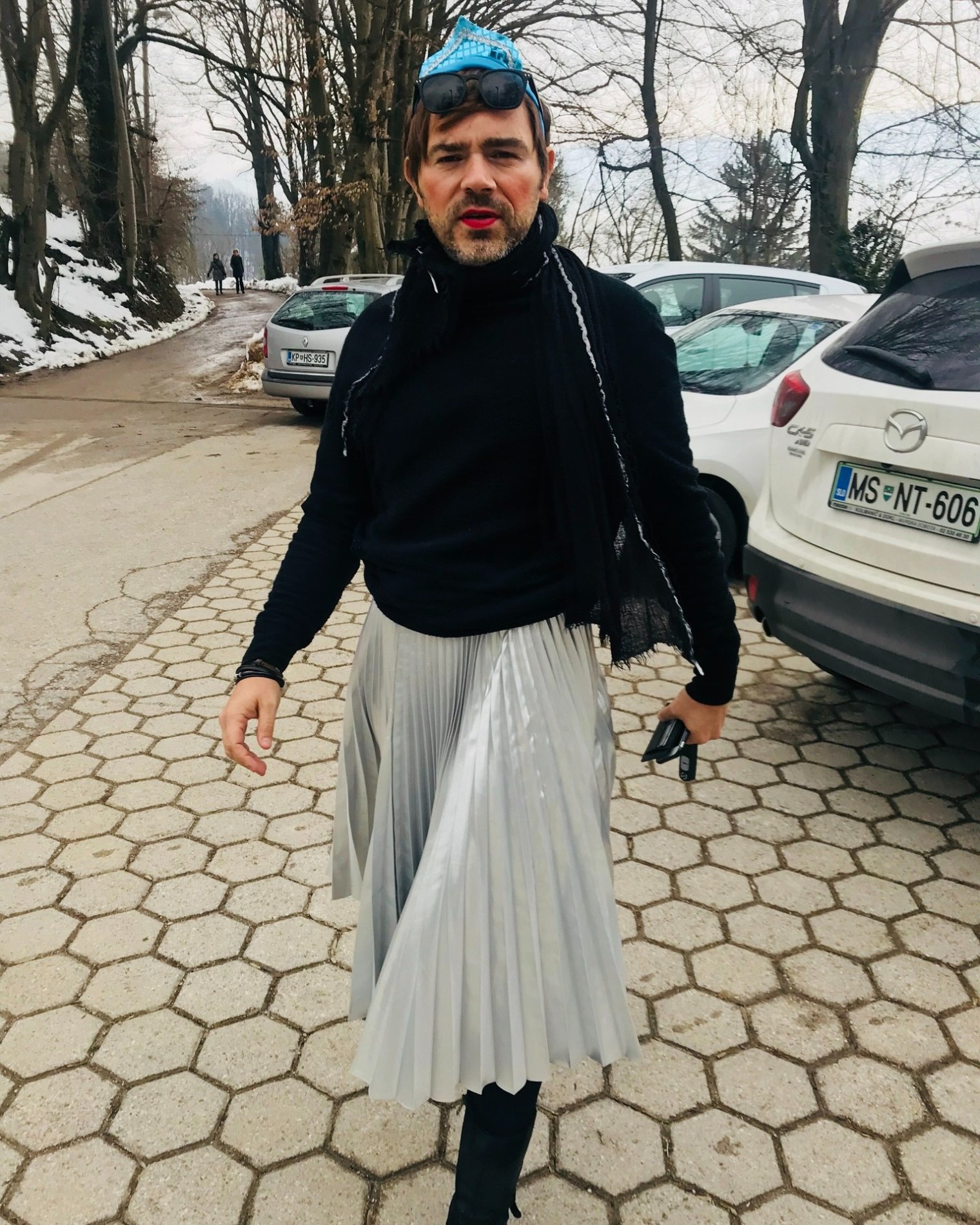 Lado je po Ljubljani hodil oblečen v princesko. Vir: Instagram