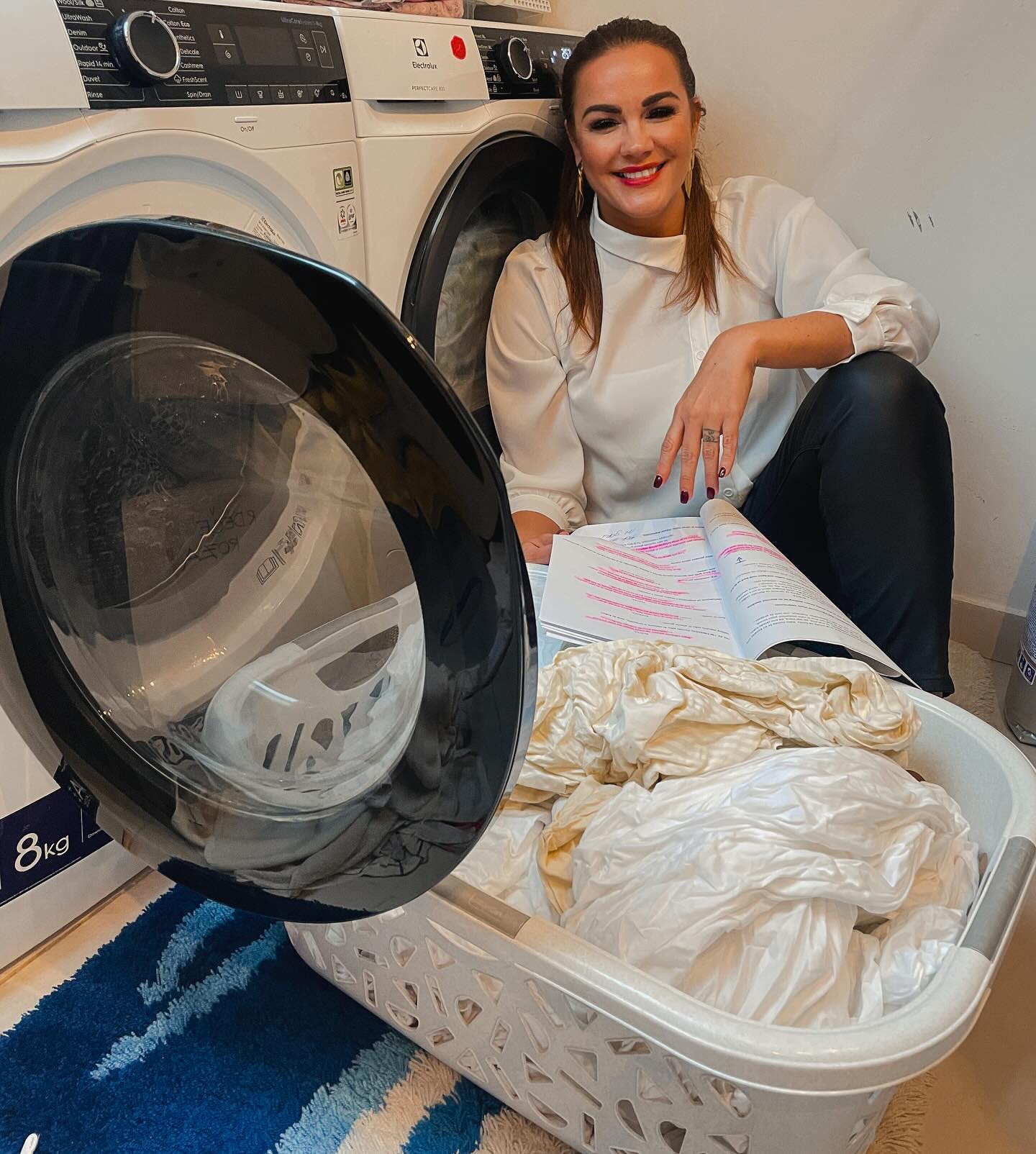 Rebeka Dremelj vadi v pralnici. Vir: Instagram