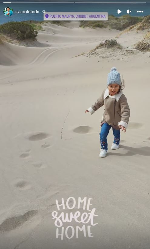 Isabella navdušeno teče po pesku. Vir: Instagram