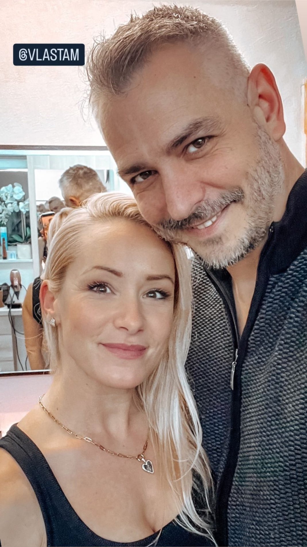 Miha si je uredil pričesko kar pri Vlasti. Vir: Instagram