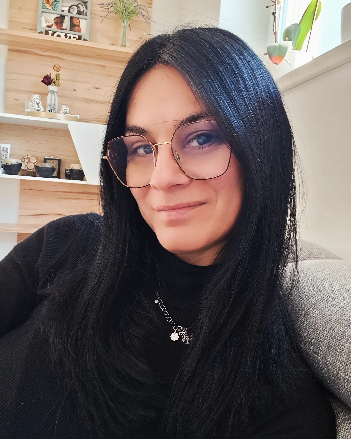 Renata se je prepustila spretnim prstom svoje hčere. Vir: Instagram