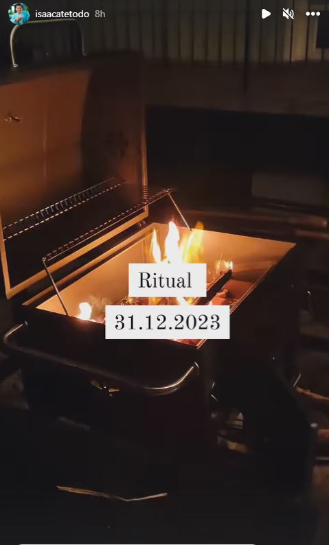 Isaac Palma je na Silvestrovo pekel na žaru. Vir: Instagram