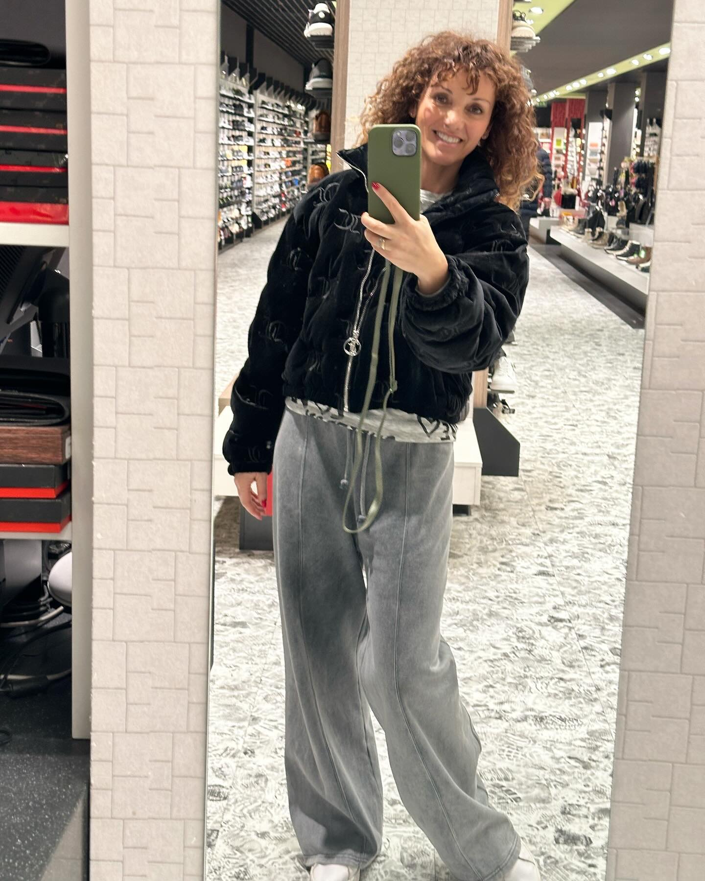 Metka Albreht v trenerki po opravkih. Vir: Instagram