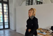 Helena Blagne ujeta v družbi treh postavnežev Helena Blagne